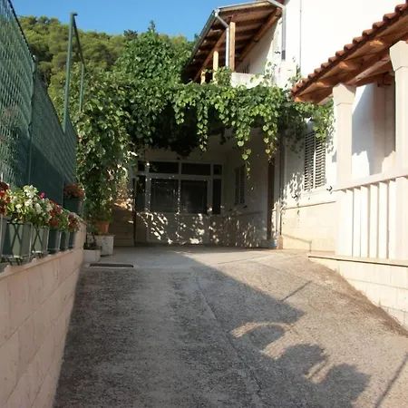 In Jelsa With Terrace, Air Conditioning, Wi-fi 4440-1 Jelsa (Hvar)