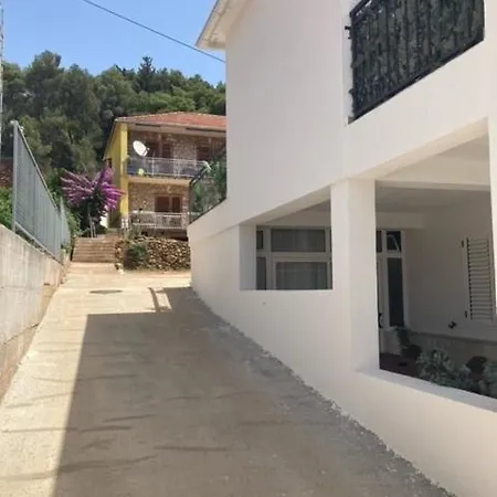 In Jelsa With Terrace, Air Conditioning, Wi-fi 4440-1 Apartment *