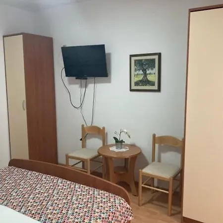 In Jelsa With Terrace, Air Conditioning, Wi-fi 4440-1 Apartment