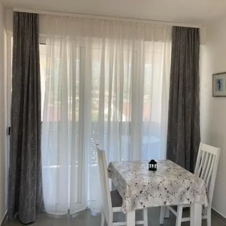 In Jelsa With Terrace, Air Conditioning, Wi-fi 4440-1 *